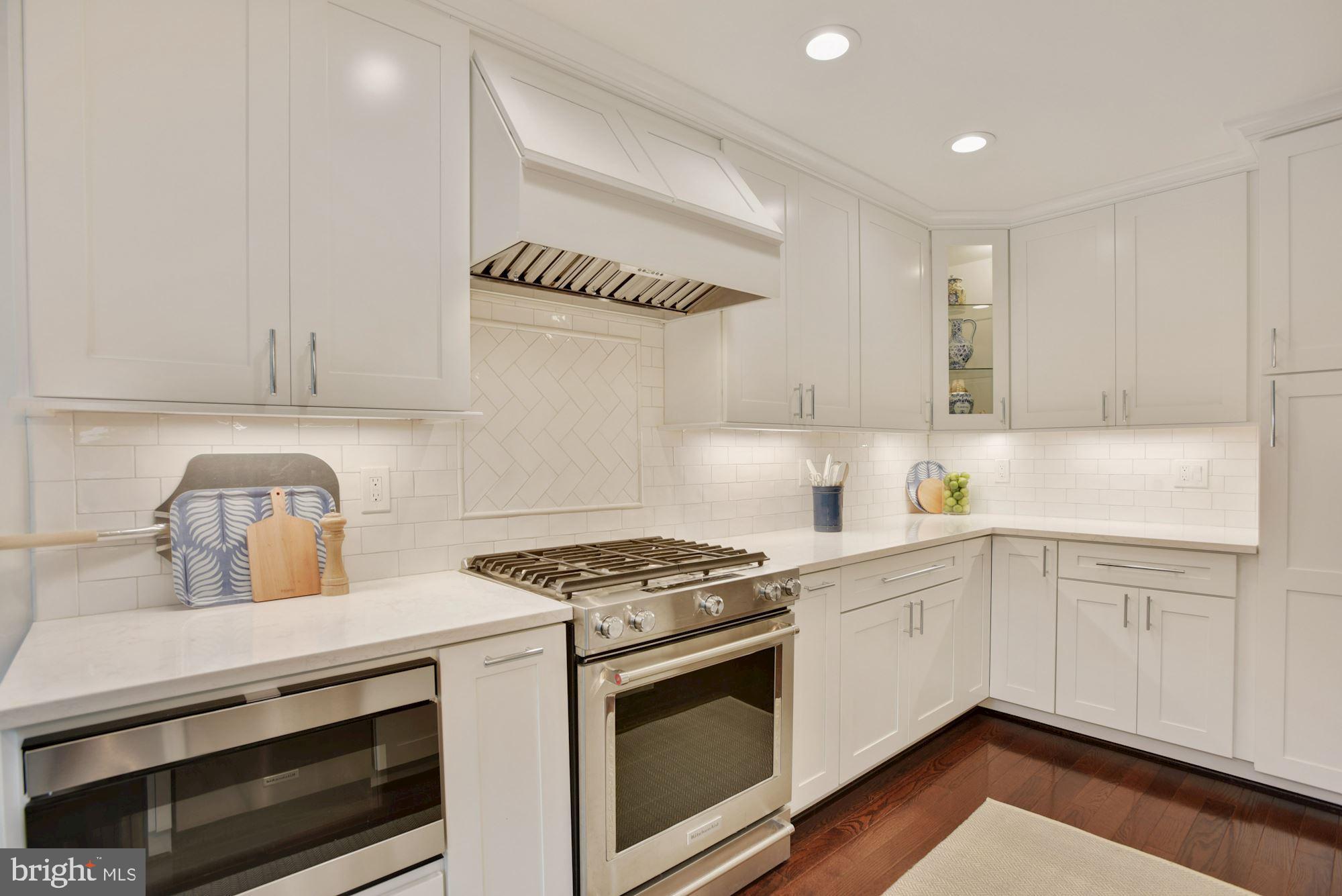 1382 Heritage Oak Way Reston, VA 20194 - Photo 9 of 31 Top of the Line appliances