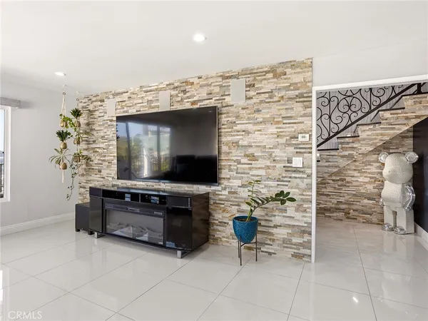$2,299,992 | 1426 East Tujunga Avenue, Burbank, CA 91501