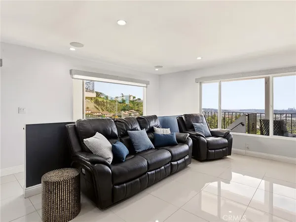 $2,299,992 | 1426 East Tujunga Avenue, Burbank, CA 91501