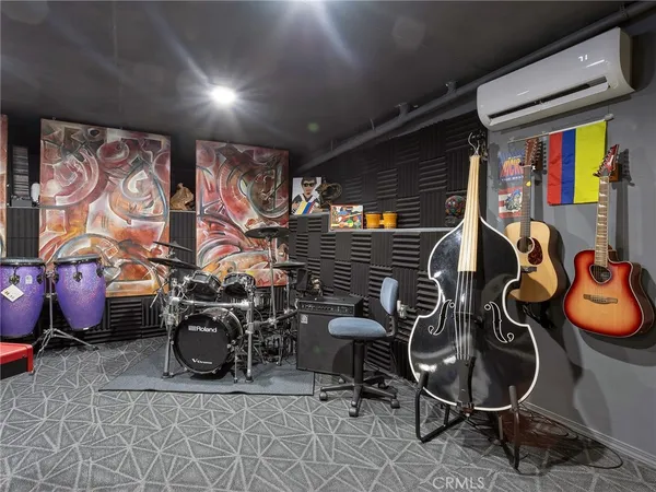 $2,299,992 | 1426 East Tujunga Avenue, Burbank, CA 91501