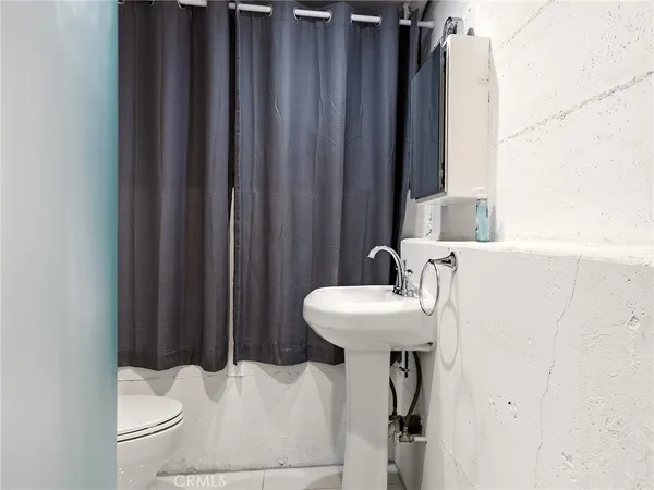 $2,299,992 | 1426 East Tujunga Avenue, Burbank, CA 91501