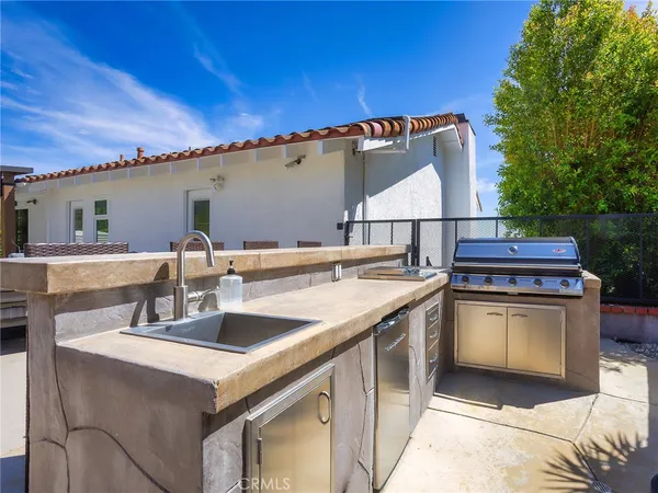 $2,299,992 | 1426 East Tujunga Avenue, Burbank, CA 91501