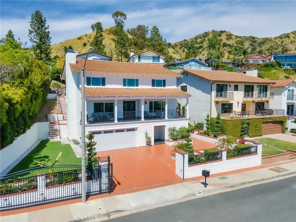 $2,299,992 | 1426 East Tujunga Avenue, Burbank, CA 91501