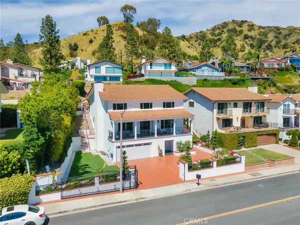 $2,299,992 | 1426 East Tujunga Avenue, Burbank, CA 91501