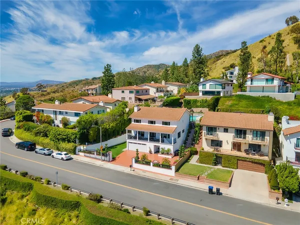 $2,299,992 | 1426 East Tujunga Avenue, Burbank, CA 91501