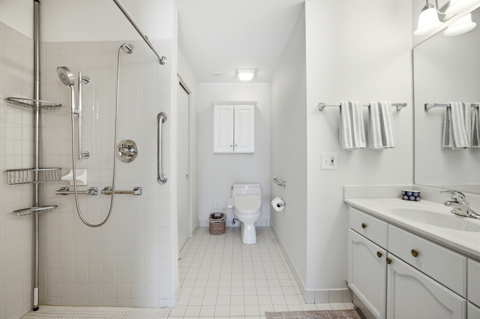 815 Leicester Road, Unit 109 Elk Grove Village, IL 60007 - Photo 15 of 31 a bathroom with a sink a toilet and shower