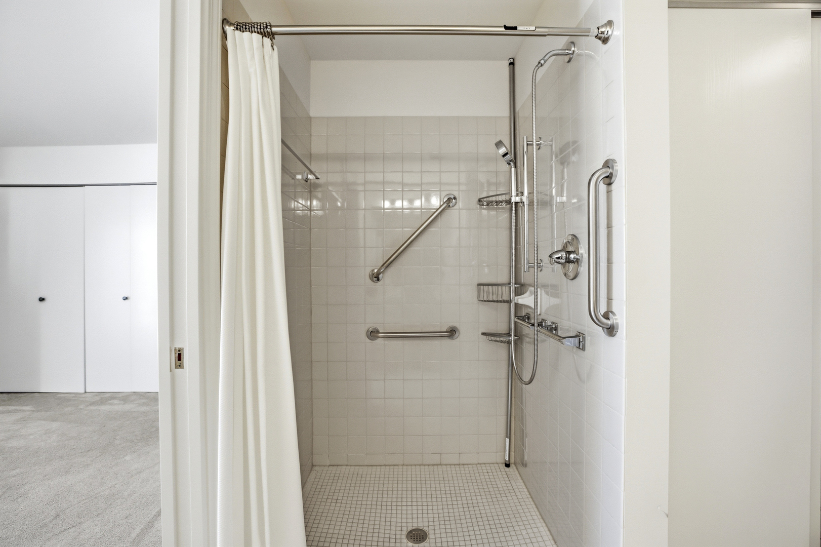 815 Leicester Road, Unit 109 Elk Grove Village, IL 60007 - Photo 16 of 31 a bathroom with a glass shower door