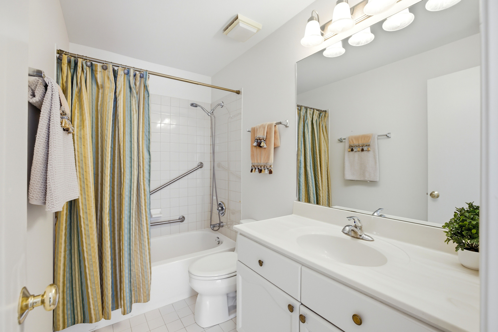 815 Leicester Road, Unit 109 Elk Grove Village, IL 60007 - Photo 21 of 31 a bathroom with a sink a toilet and a large mirror