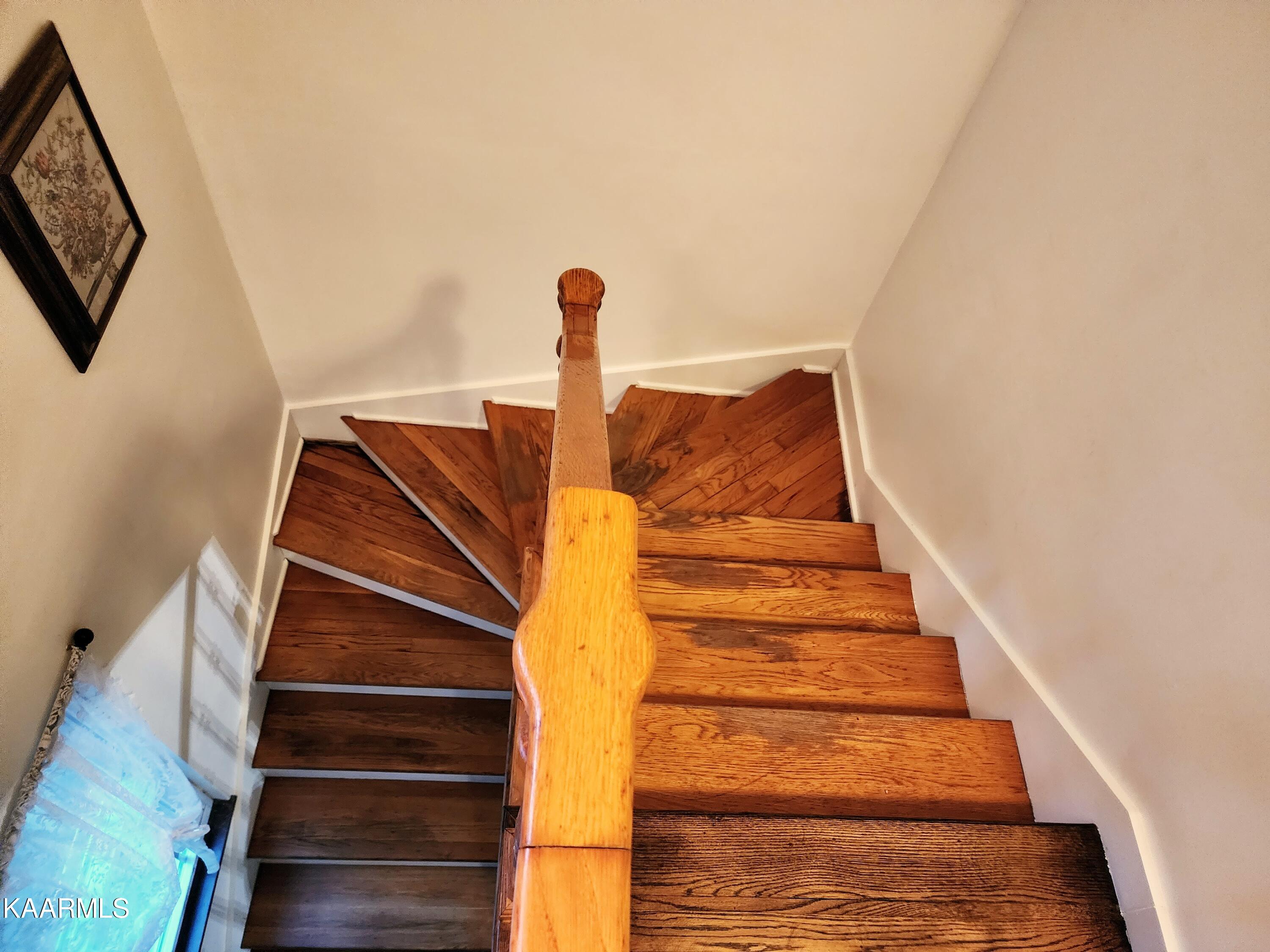 424 Poplar Springs Road Kingston, TN 37763 - Photo 45 of 59 Stairwell