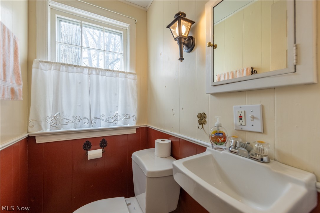 1050 Renfield Road Cleveland Heights, OH 44121 - Photo 13 of 41 Bathroom with toilet and sink