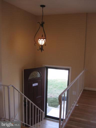 611 Poplar Road Sterling, VA 20164 - Photo 11 of 18 Entrance / Foyer