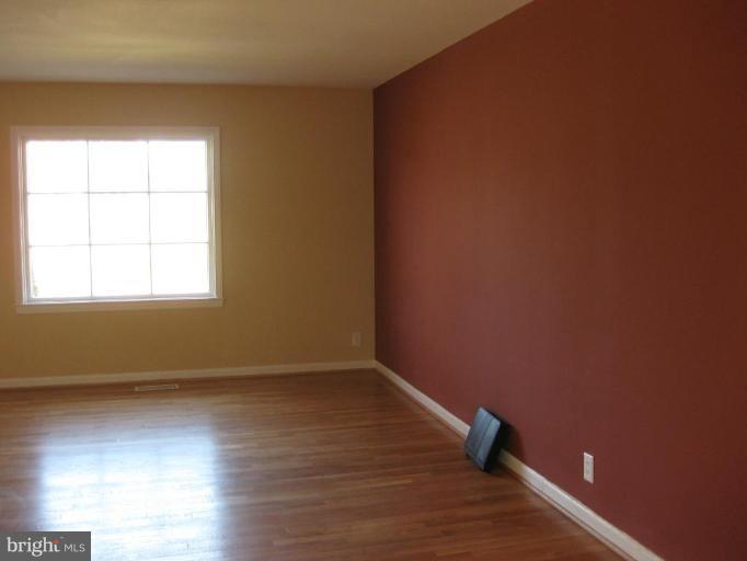 611 Poplar Road Sterling, VA 20164 - Photo 12 of 18 Living Room