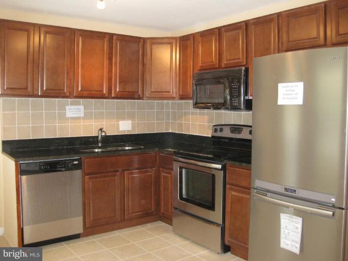 611 Poplar Road Sterling, VA 20164 - Photo 13 of 18 Kitchen
