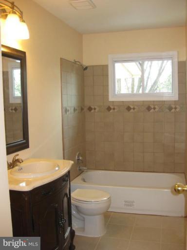 611 Poplar Road Sterling, VA 20164 - Photo 3 of 18 Bath #1