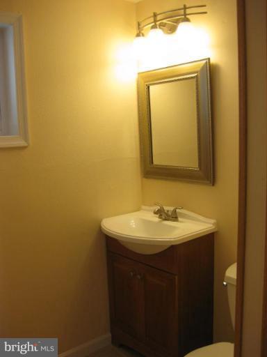 611 Poplar Road Sterling, VA 20164 - Photo 4 of 18 Bath #2