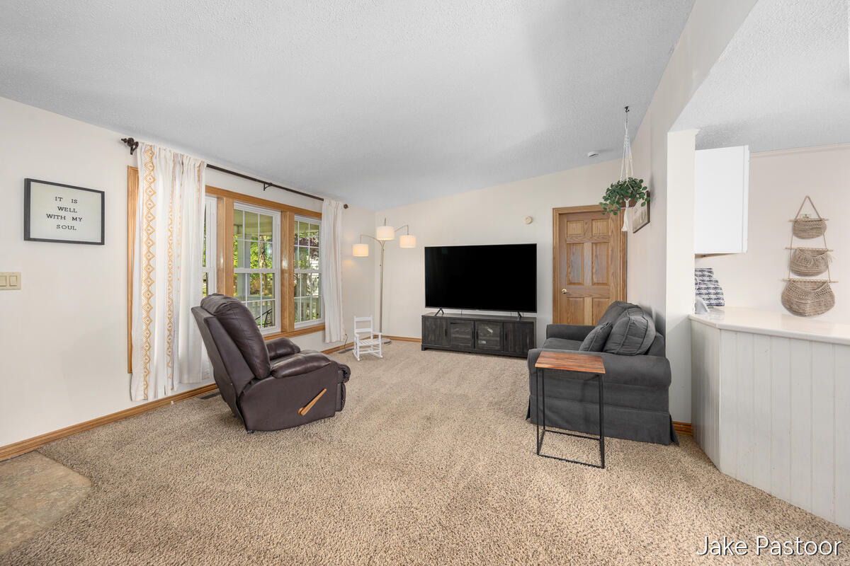 9951 10 Mile Road Northeast Rockford, MI 49341 - Photo 8 of 43