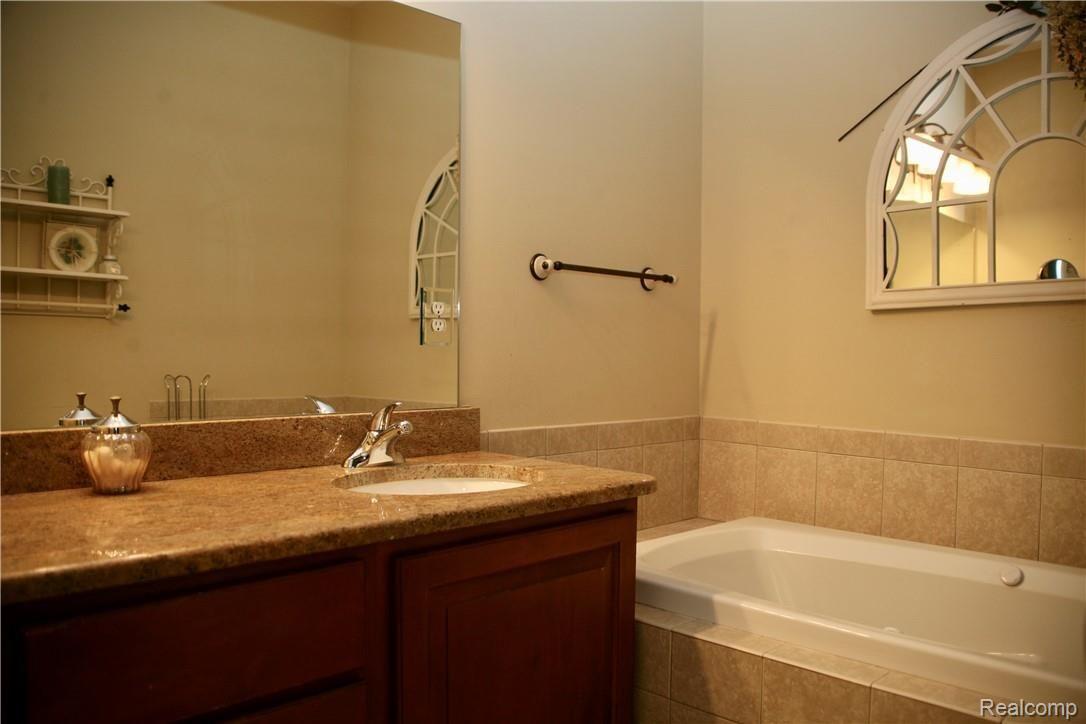 691 Mountain Circle Rochester, MI 48306 - Photo 13 of 23 fullsizeoutput_4a5.jpeg