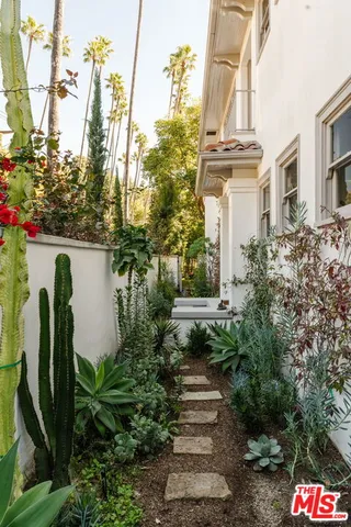 $8,000 | 2027 Canyon Drive, Los Angeles, CA 90068