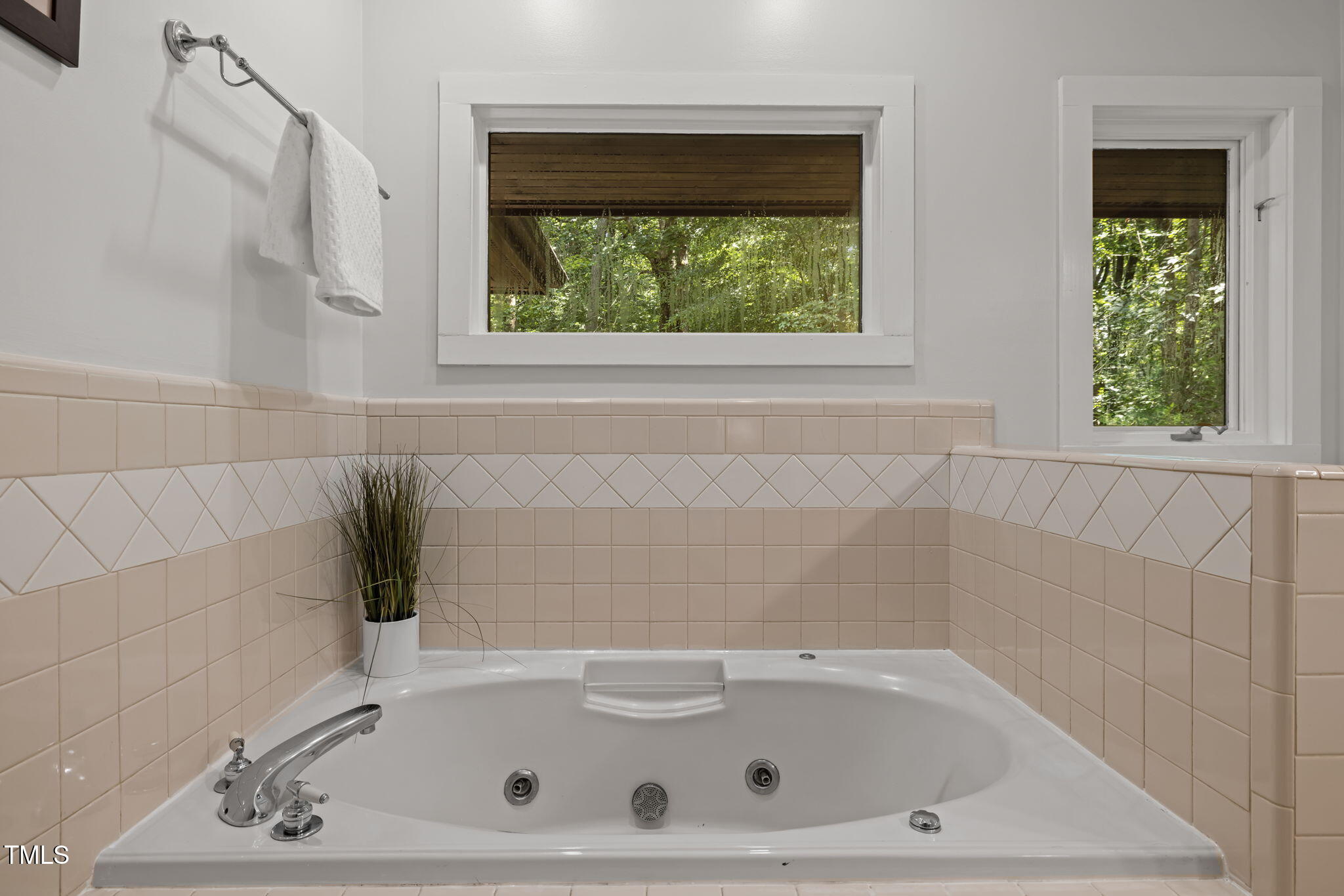 801 Creekstone Drive Chapel Hill, NC 27516 - Photo 21 of 65 a bathroom with a bathtub