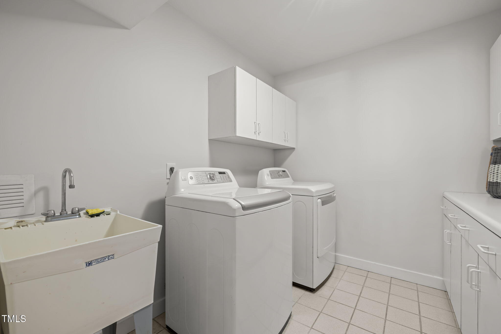 801 Creekstone Drive Chapel Hill, NC 27516 - Photo 42 of 65 a utility room with dryer and washer