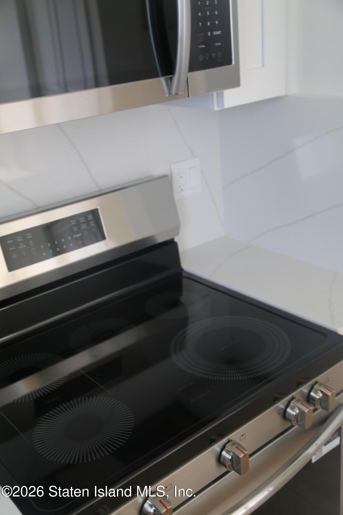 1221 Forest Hill Road, Unit 2 Staten Island, NY 10314 - Photo 4 of 10 a close view of stove