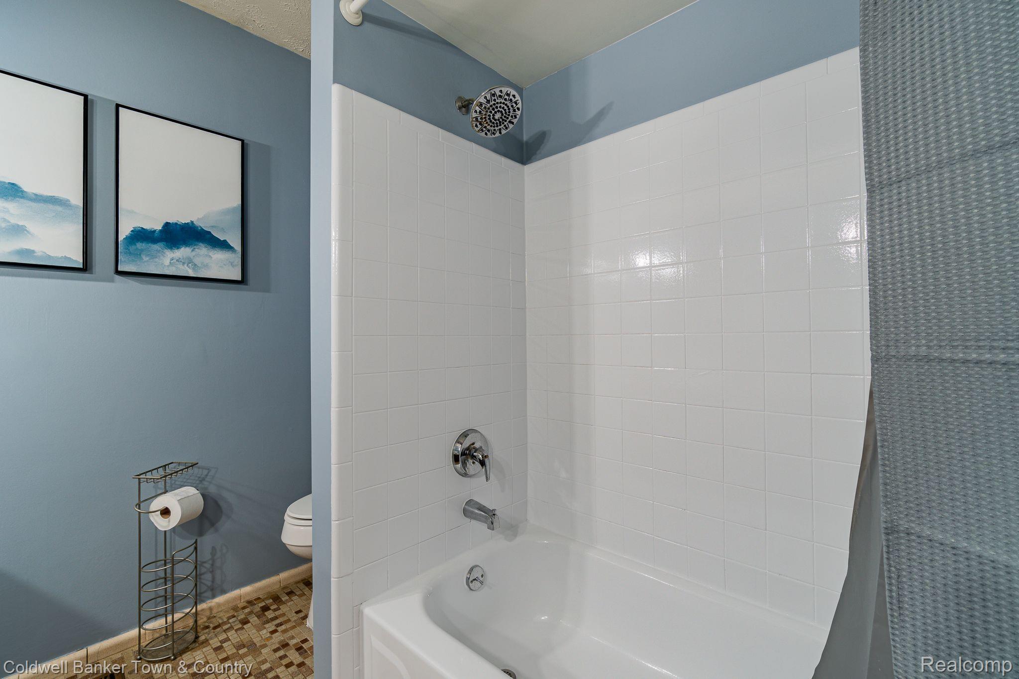 2145 Hidden Valley Howell, MI 48843 - Photo 36 of 59 Gallery Image 36
