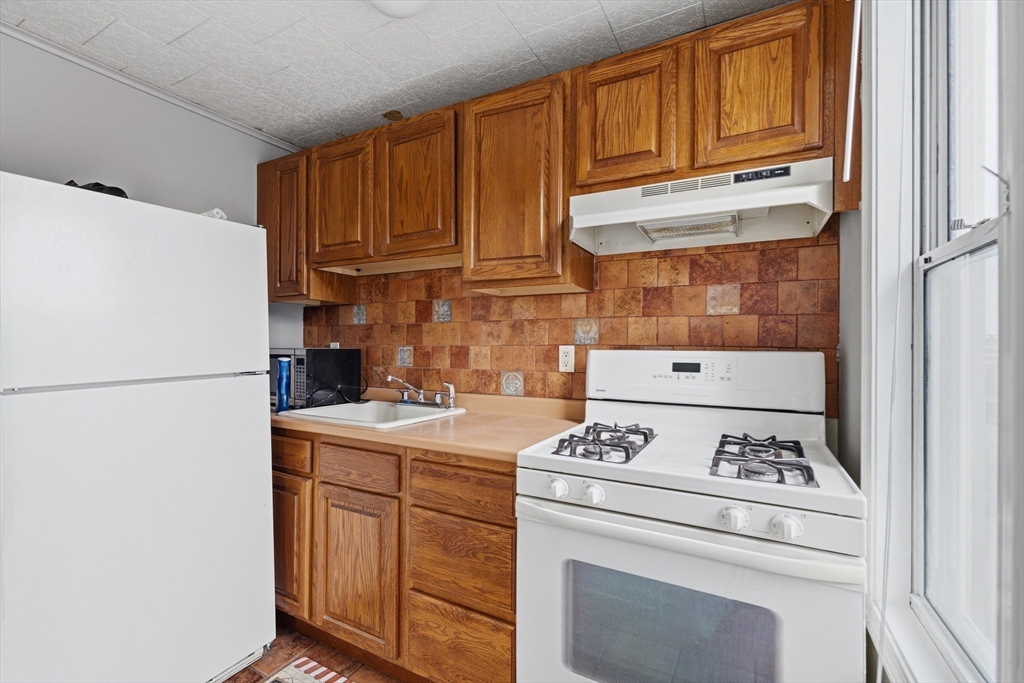 221 Beach Street Fall River, MA 02721 - Photo 9 of 32