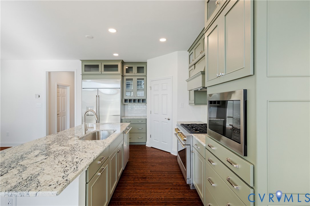 10689 Fern Basket Road Glen Allen, VA 23059 - Photo 14 of 50 a large kitchen with stainless steel appliances kitchen island granite countertop a large counter top and a stove
