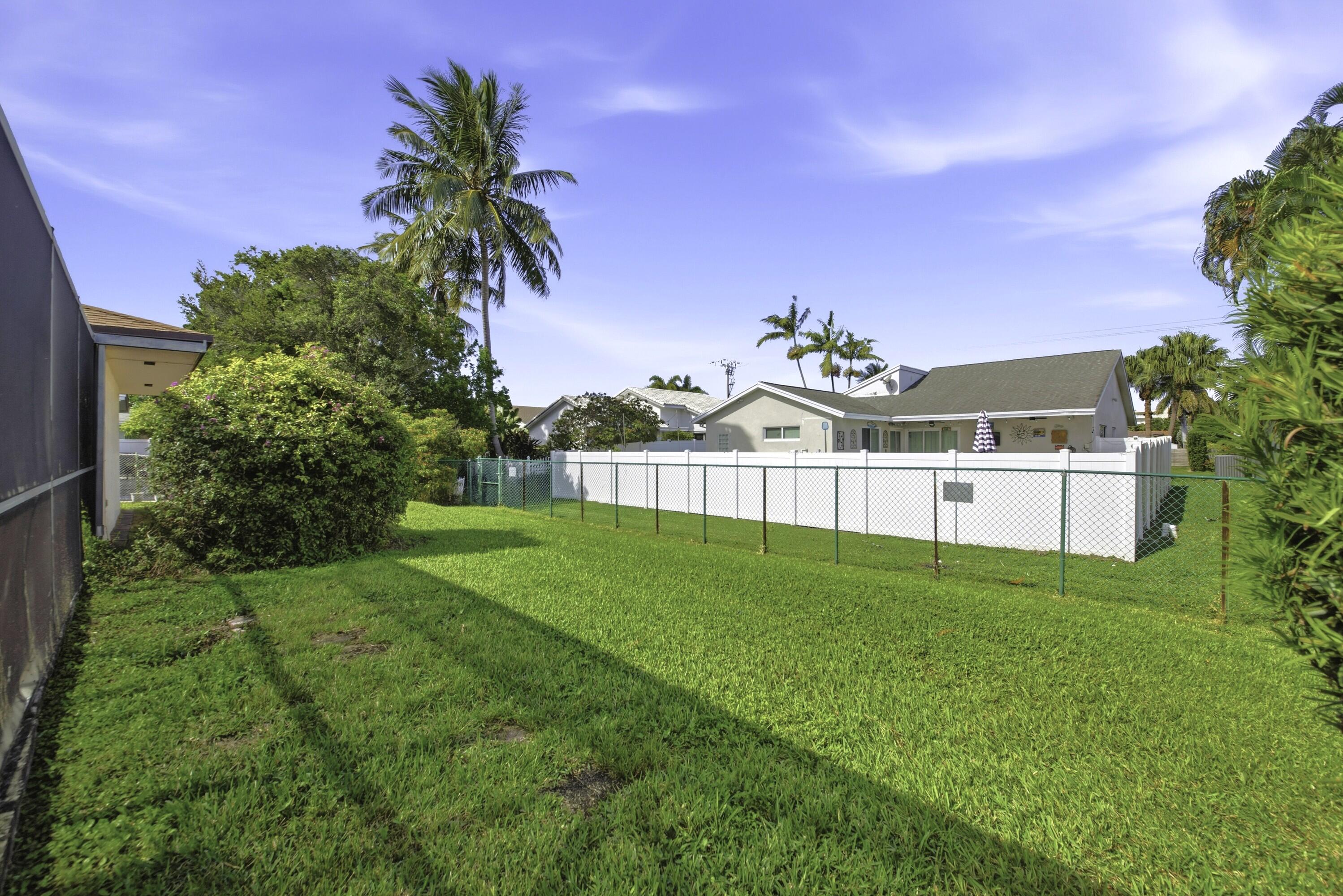 309 Southeast 4th Street Dania Beach, FL 33004 - Photo 19 of 23 a view of a backyard