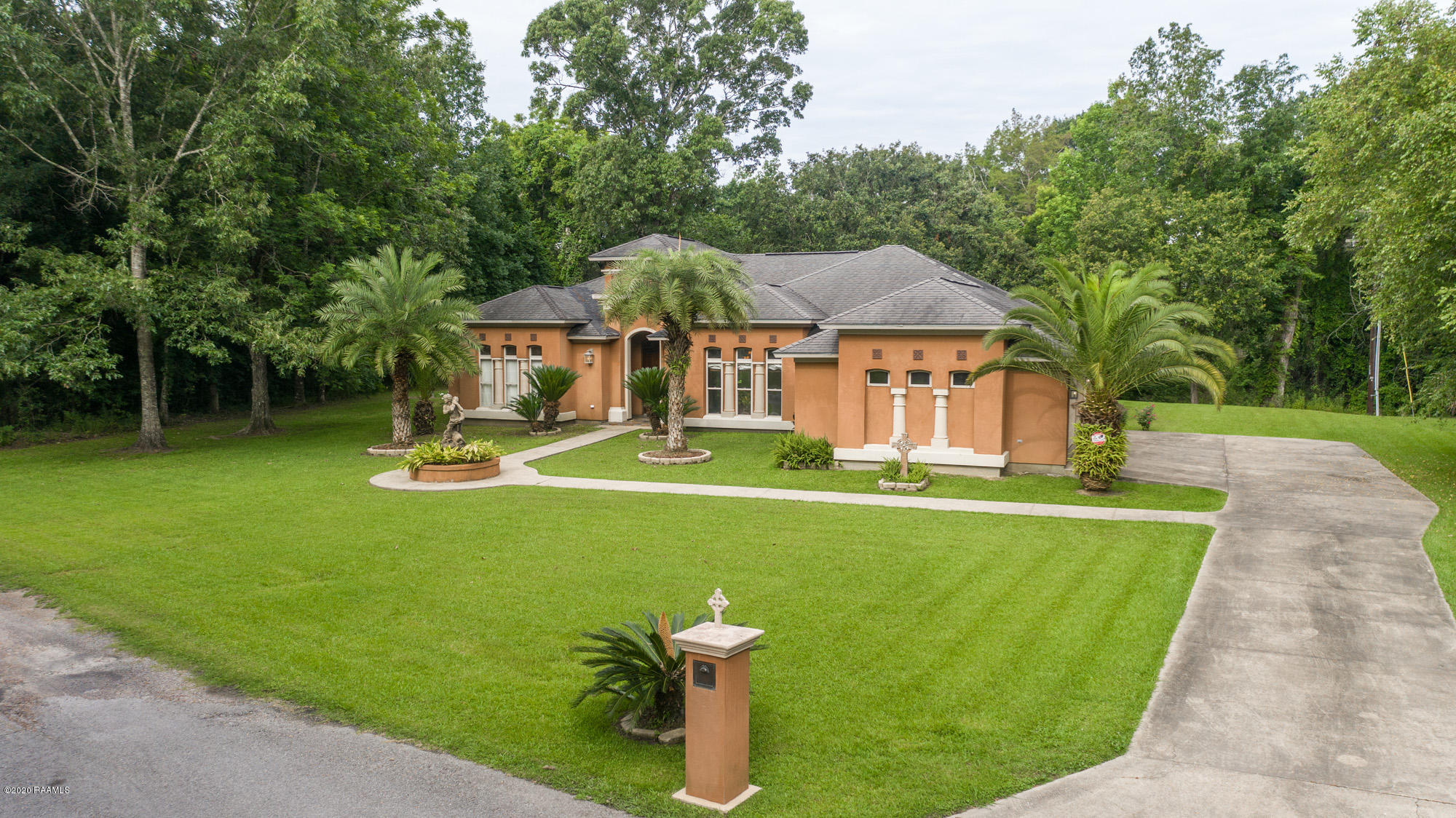 Front Of House Right_