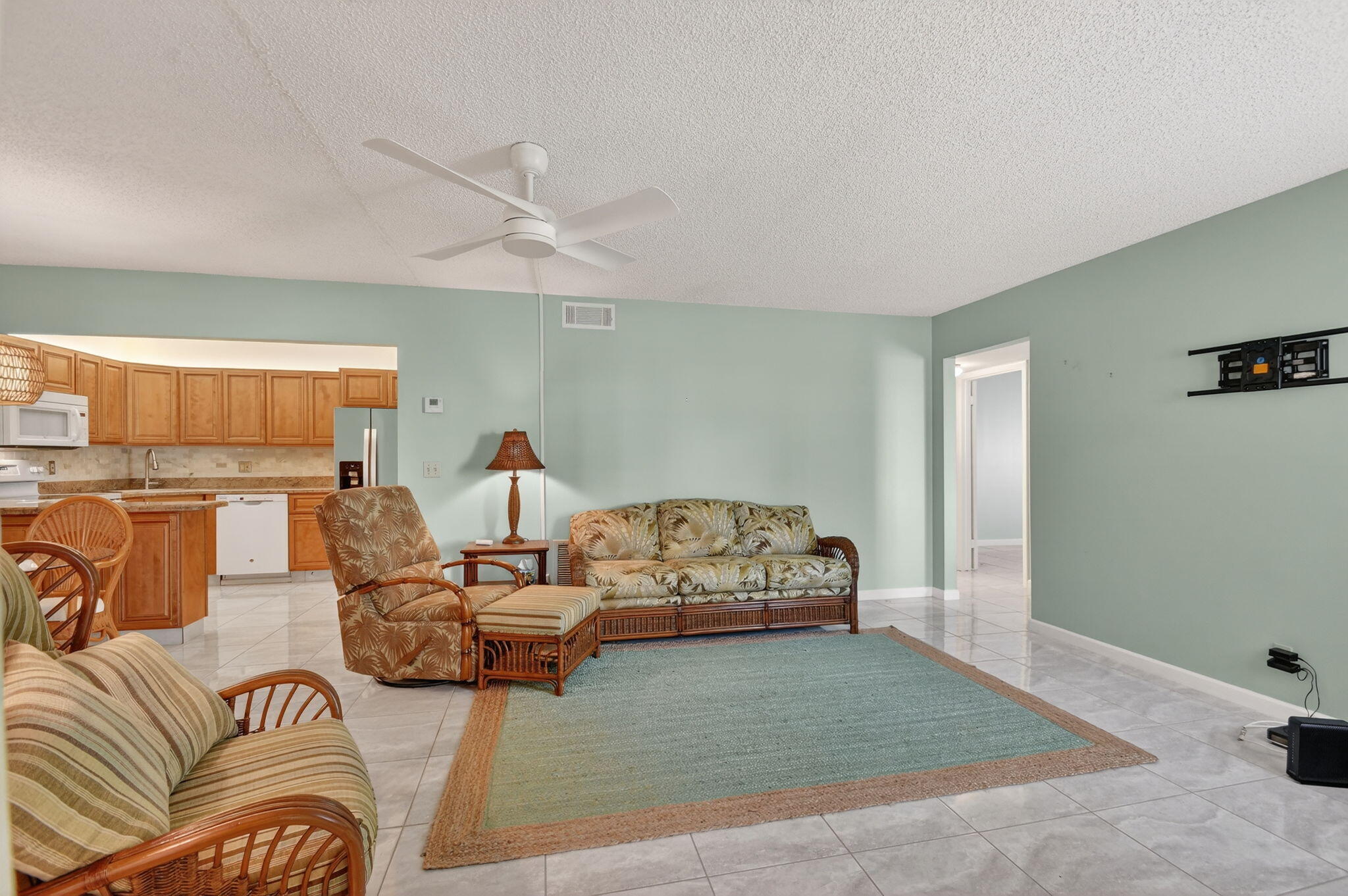 310 Pine Ridge Circle, Unit B1 Greenacres, FL 33463 - Photo 7 of 40 8-web-or-mls-DSC_2778