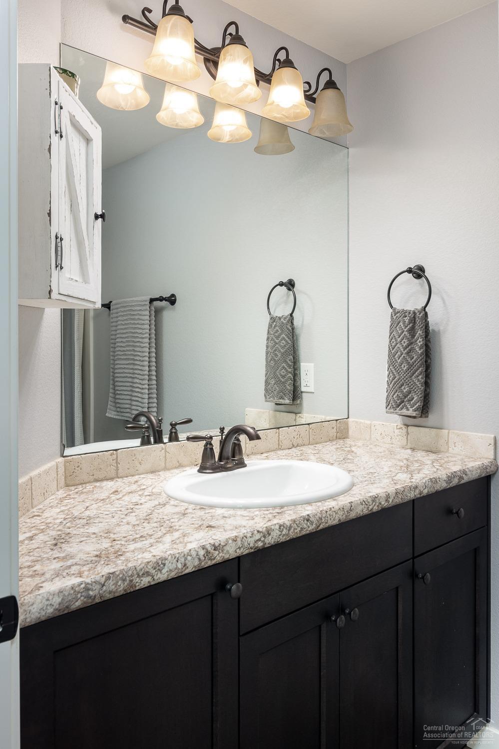60281 Cheyenne Road Bend, OR 97702 - Photo 17 of 25 Guest bathroom, with full shower/tub com