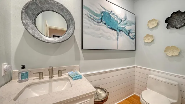 a view of a livingroom with furniture