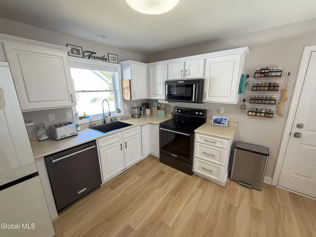 $469,900 | 63 Michelle Drive, Clifton Park, NY 12065