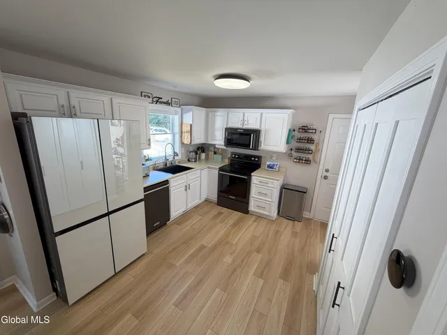 $469,900 | 63 Michelle Drive, Clifton Park, NY 12065