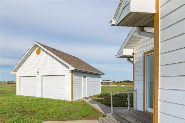 $785,000 | 925 1800th Street, Iola, KS 66749