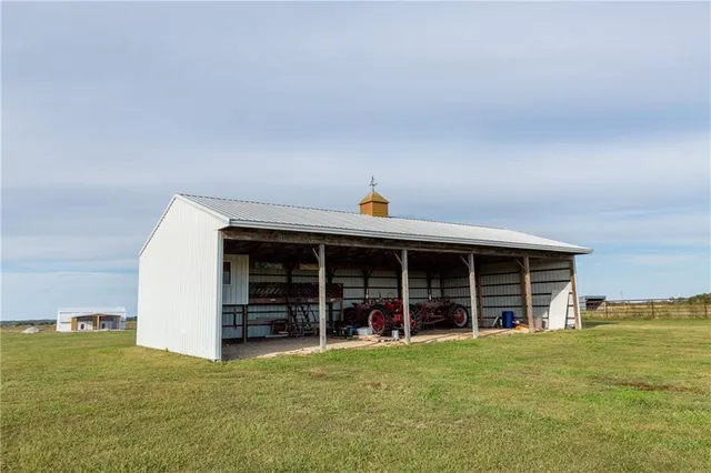 $785,000 | 925 1800th Street, Iola, KS 66749