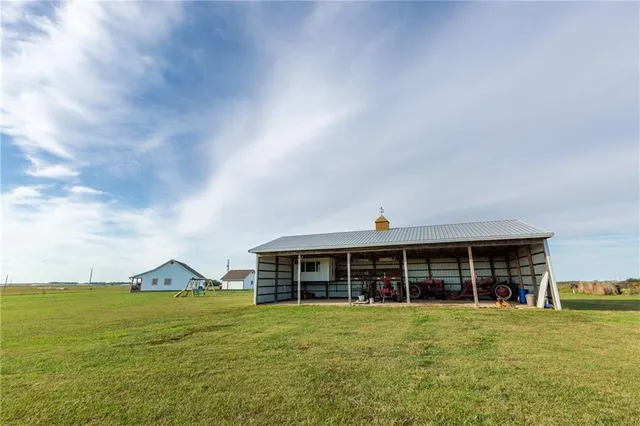 $785,000 | 925 1800th Street, Iola, KS 66749