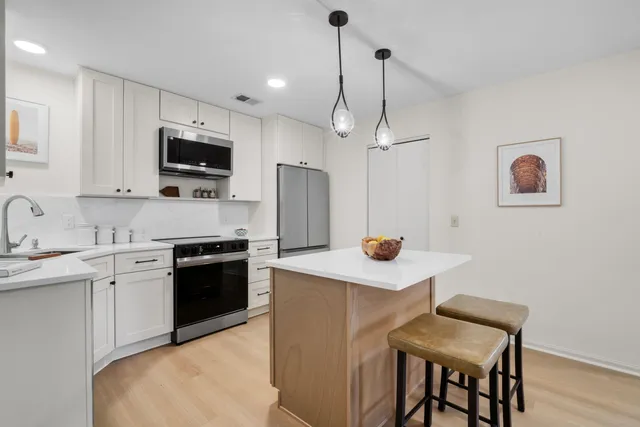 $262,000 | 116 East Freistadt Road, Unit F, Thiensville, WI 53092