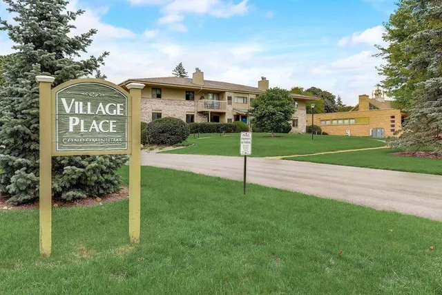 $262,000 | 116 East Freistadt Road, Unit F, Thiensville, WI 53092
