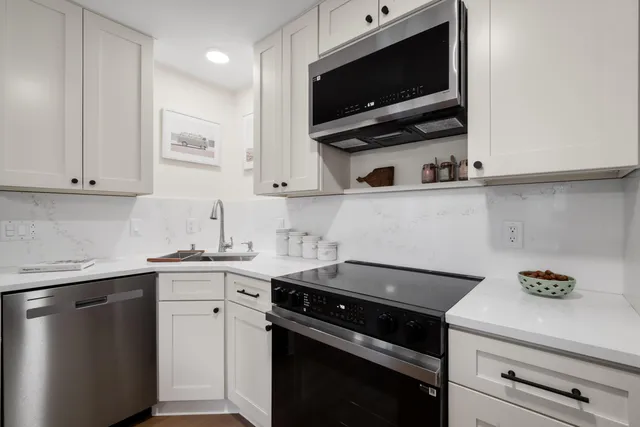 $262,000 | 116 East Freistadt Road, Unit F, Thiensville, WI 53092