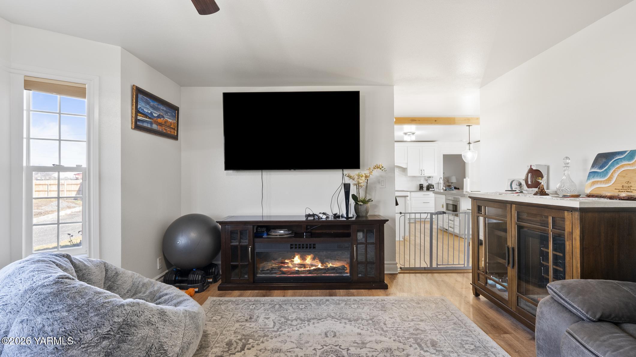471 Gibson Road Selah, WA 98942 - Photo 3 of 13 a living room with furniture and a flat screen tv