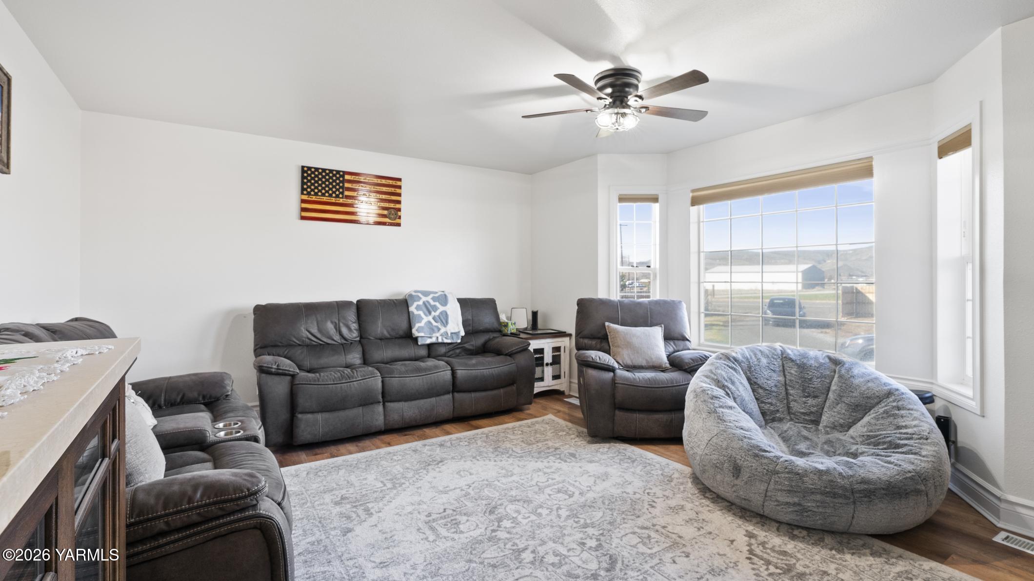 471 Gibson Road Selah, WA 98942 - Photo 4 of 13 a living room with furniture and a large window
