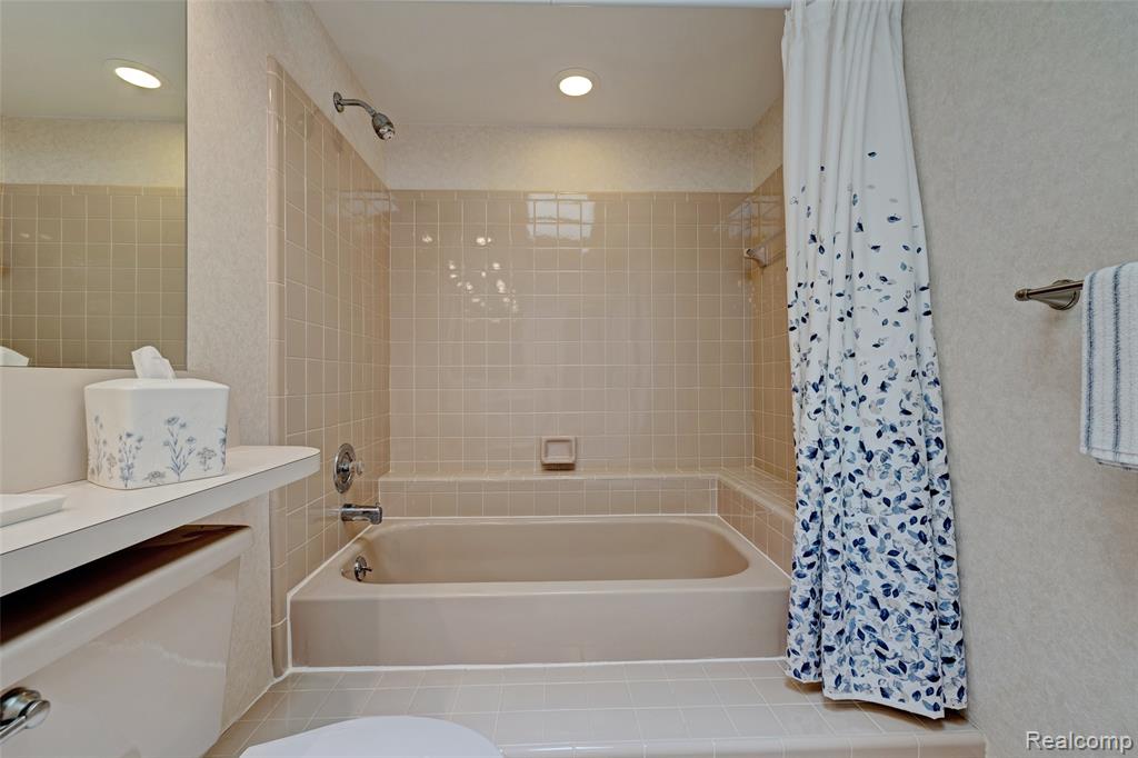 1692 Edinborough Drive Rochester Hills, MI 48306 - Photo 26 of 53