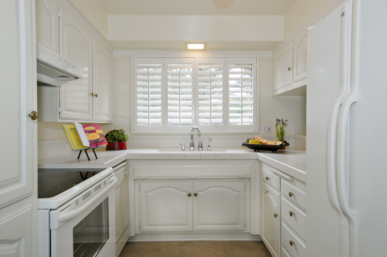 5788 Encina Road, Unit 3 Santa Barbara, CA 93117 - Photo 3 of 7 Bright and Cheery Kitchen
