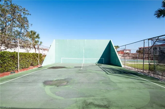 a view of a backyard