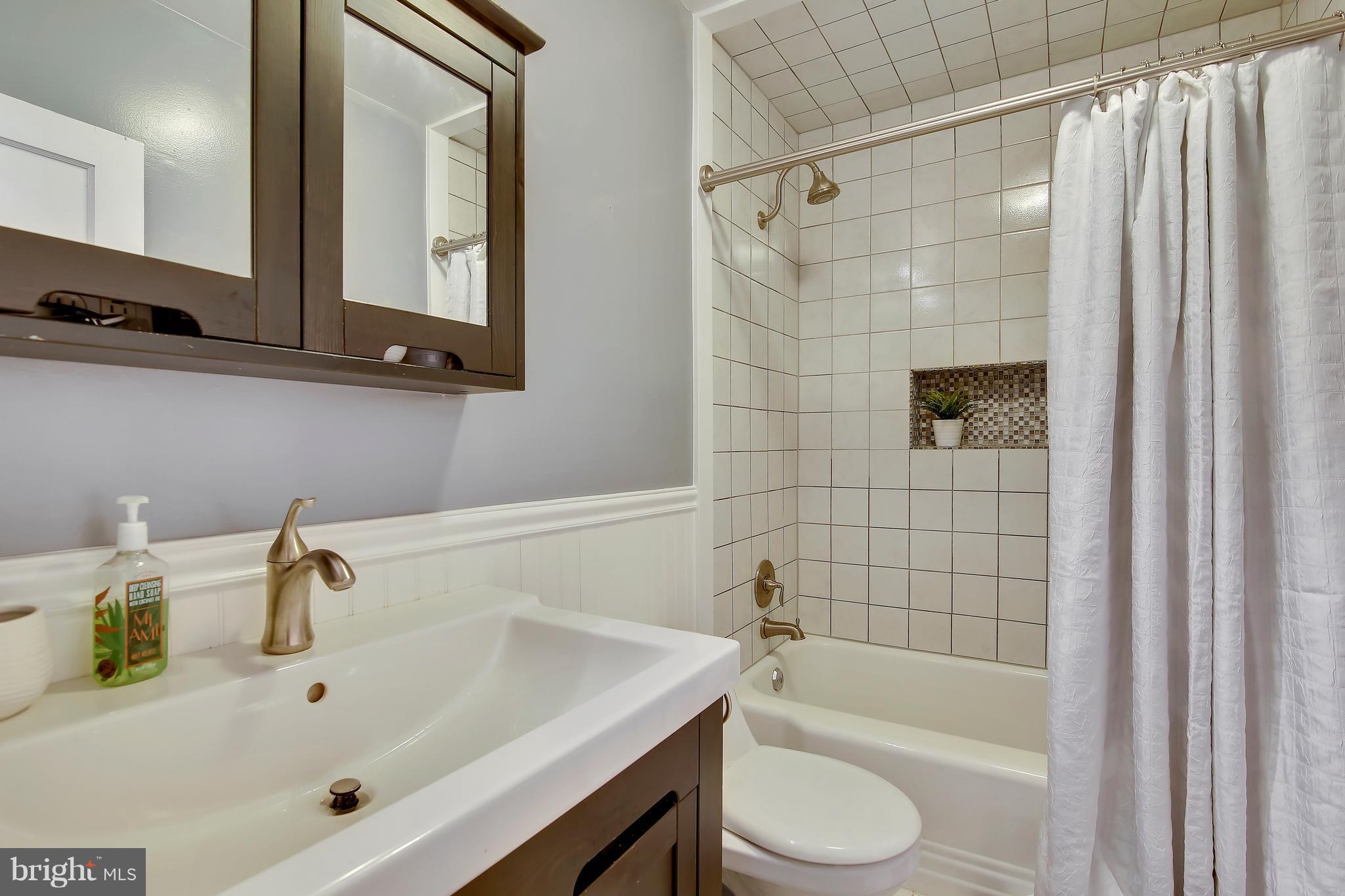 6 Alder Road Annapolis, MD 21403 - Photo 14 of 30 Beautifully Renovated Hall Bath