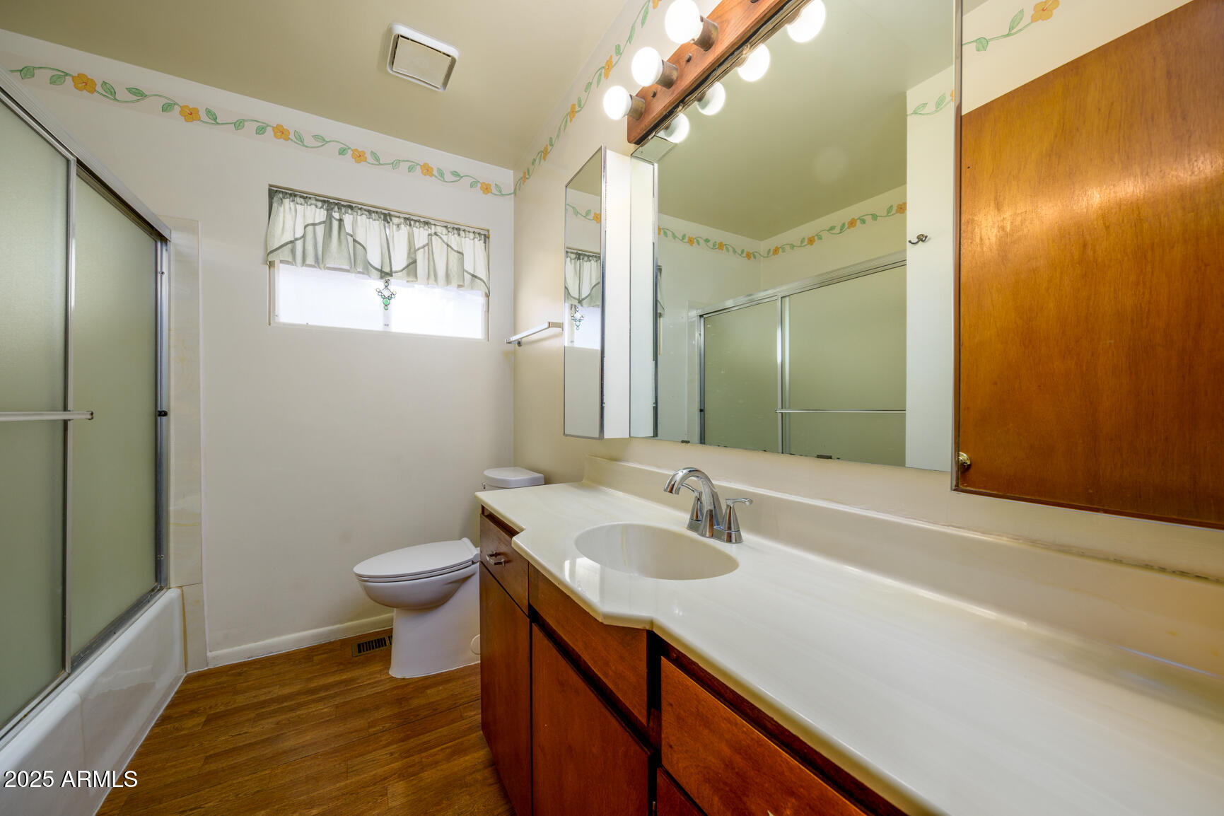 1809 West State Avenue Phoenix, AZ 85021 - Photo 16 of 22 Hall bath