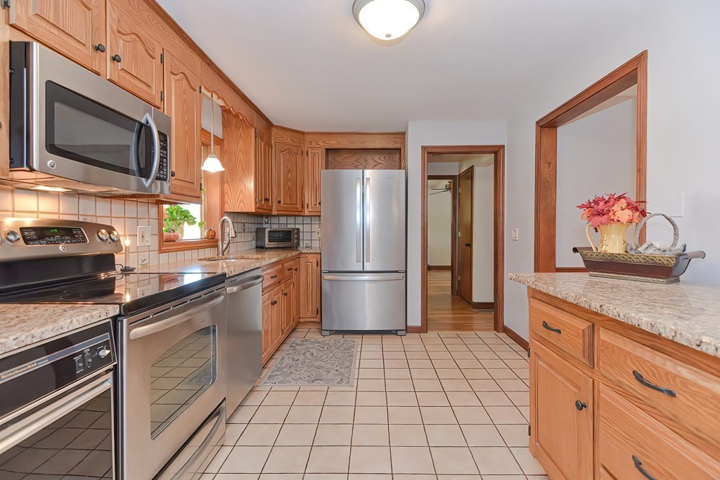 9 Warwick Road Franklin, MA 02038 - Photo 12 of 41 Gallery Image 12