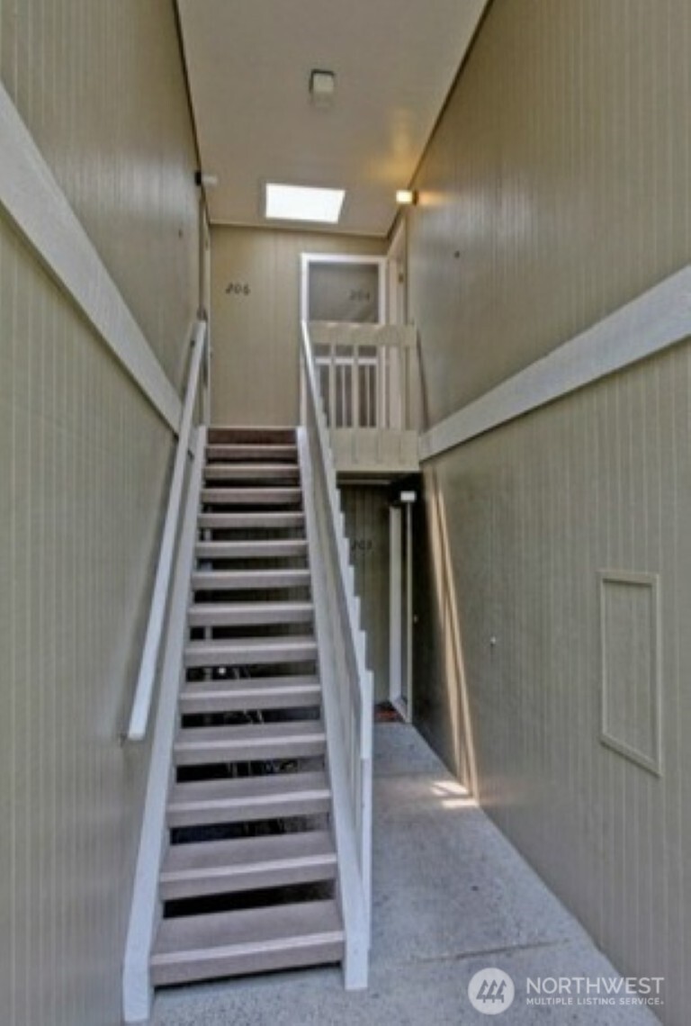 9807 Northeast 124th Street, Unit 204 Kirkland, WA 98034 - Photo 16 of 20